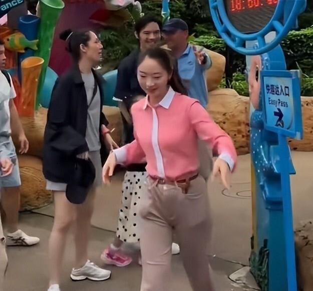 太离谱！向佐逛山姆排队等候试吃，郭碧婷瘦到脸颊凹陷似被抽空，购买两车零食，她接过