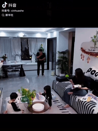 “万万没想到！”晚上，一家四口在家里各忙各的，爸爸吃枣不慎卡住喉咙，情况危急，妈