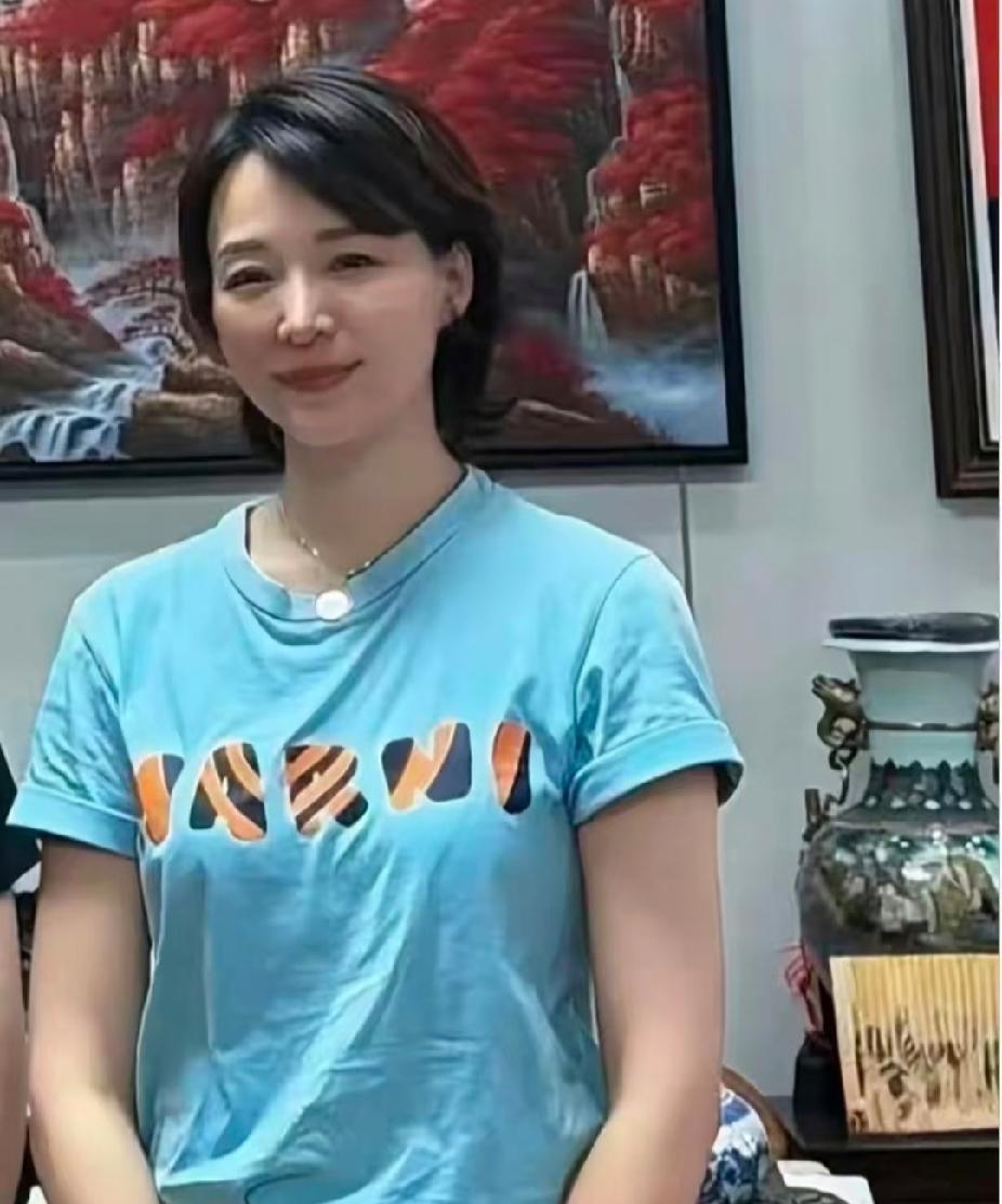 褪去舞台灯光，董卿依旧温婉动人刷到聚餐时的董卿，没有春晚舞台的聚光灯加持，