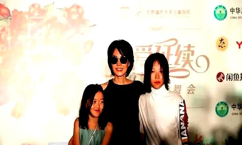 看到窦靖童评价李亚鹏那段采访，我刚喝进去的茶差点喷出来。开口先定调：“我妈前夫