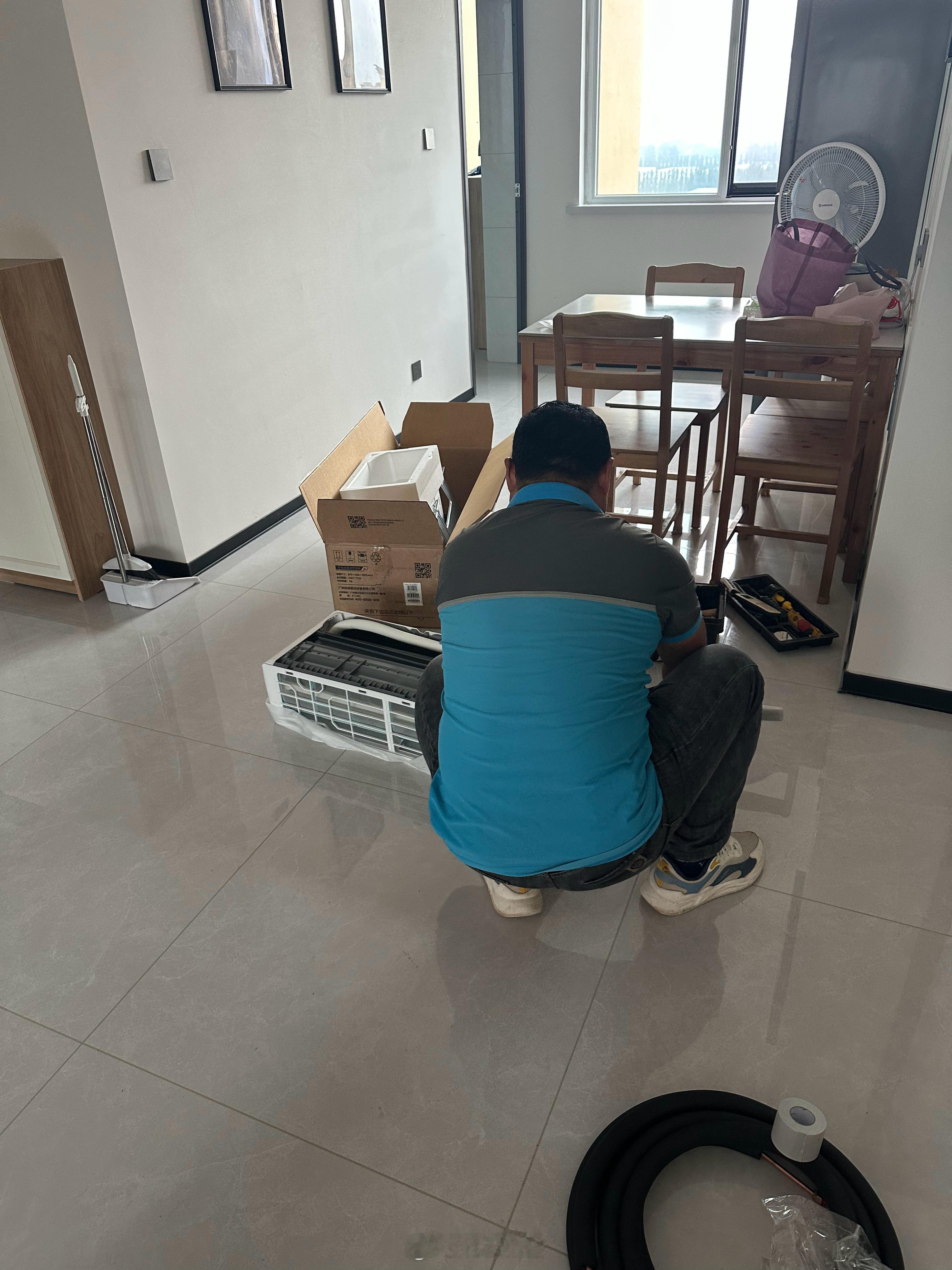 感觉安装空调挺赚钱的，高空作业费1台收100块钱，10台就收1000块钱，100