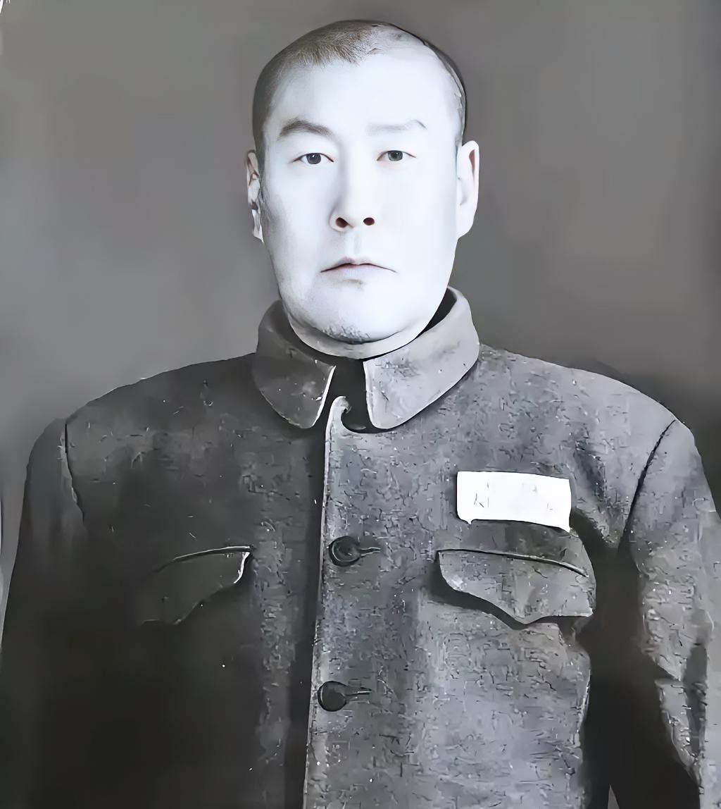 1942年，一女八路从来不洗脚，引起了游击队长甄凤山的警惕，他半夜潜入女队员房间