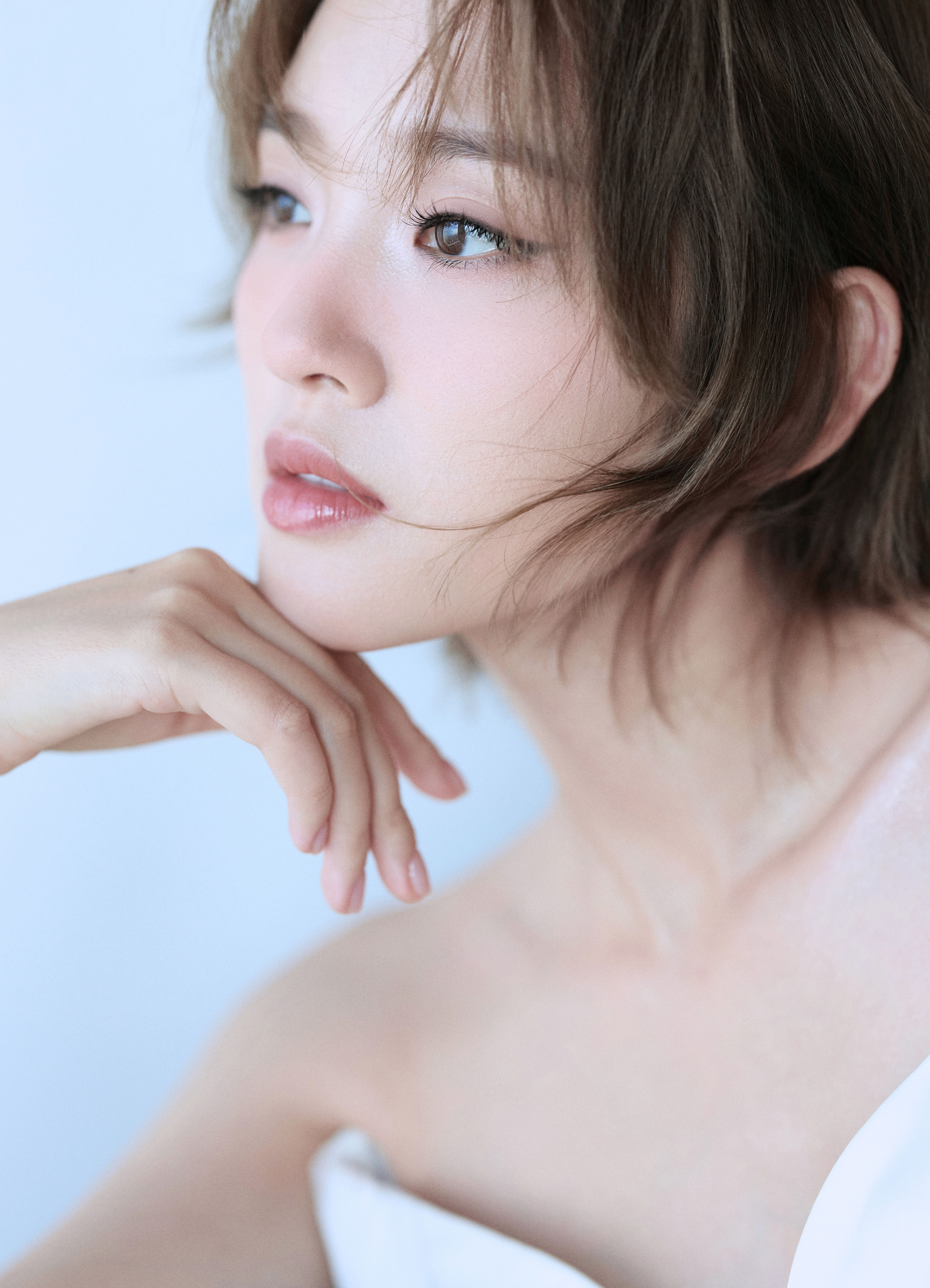 唐艺昕光影交织，花香馥郁💟[点赞]​​​