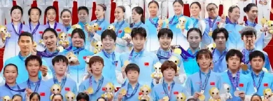 169金庆功海报里混进三枚银牌，王楚钦站第二排大位置，3金1银的林诗栋反被挤到边角，官方删了帖连句解