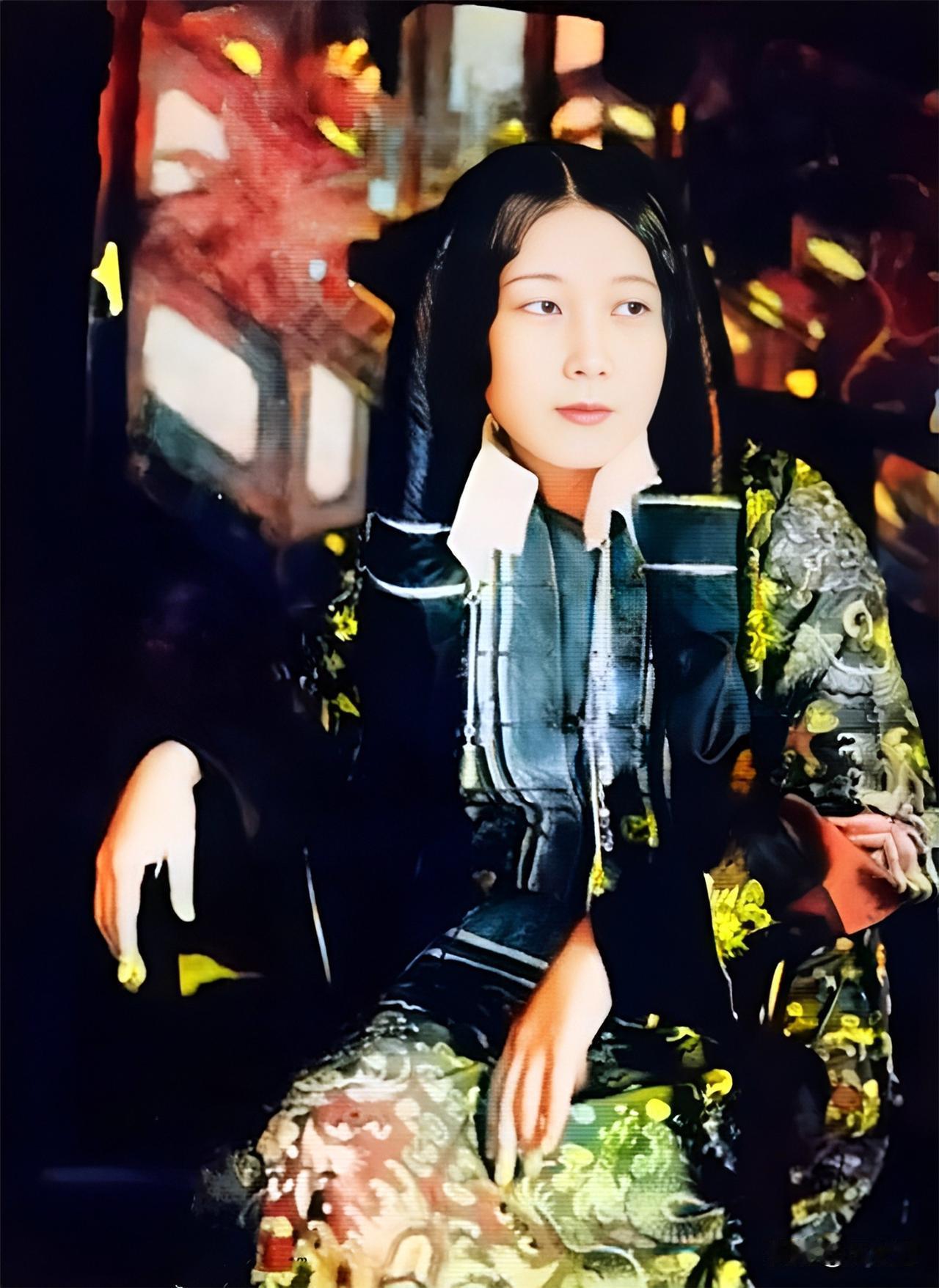 这位身穿蟒袍，面相贵气的女子正是土尔扈特部帕勒塔亲王的女儿尼尔吉德玛公主。尼尔吉