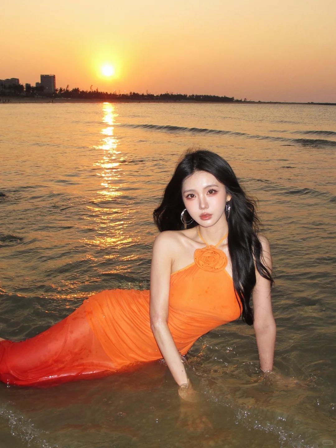 我坐在岸边，看落日慢慢沉进海里，把云朵、晚风都染成同色系的温柔，连海风都带着淡淡