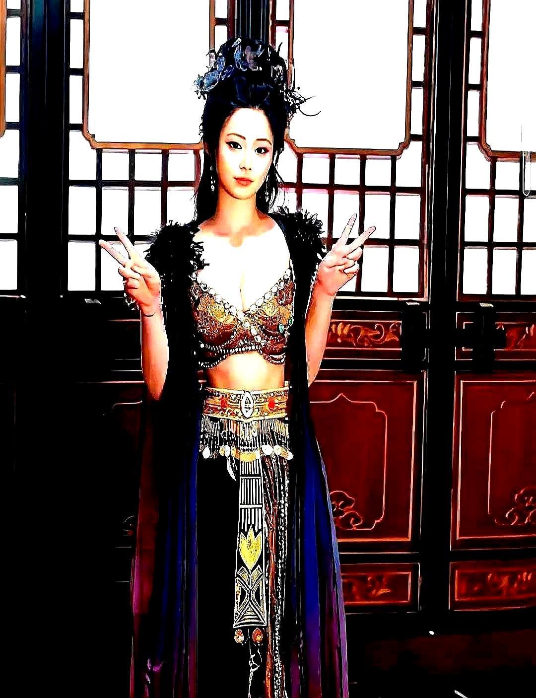 横店变天了。那批靠着竖屏爽剧，梦想一夜暴富的草台班子，突然发现，游戏规则全变了