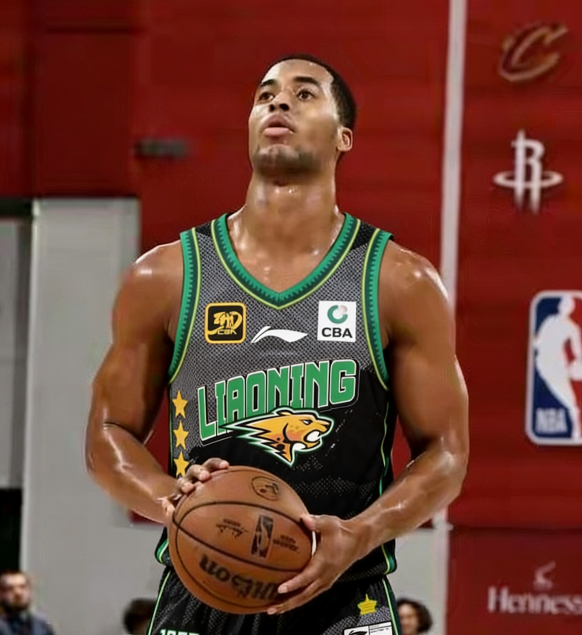 辽篮缺少三分投手，外援换谁都是艰难的决定，短板太多了，看怎么取舍了。如果季后赛想