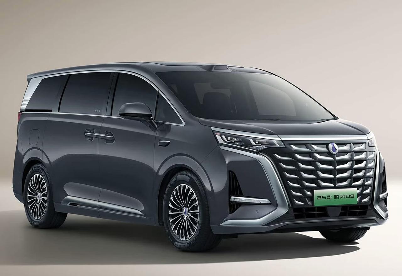 智界V9和腾势D9的设计各有千秋。智界V9保持家族辨识度，前后贯穿式灯组搭配最新