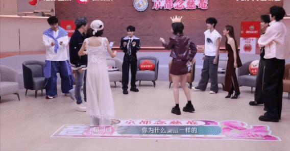 周深输了但萌混过关被周深的游戏天赋笑拥了！猜丁壳前：王者架势；猜丁壳后：萌新