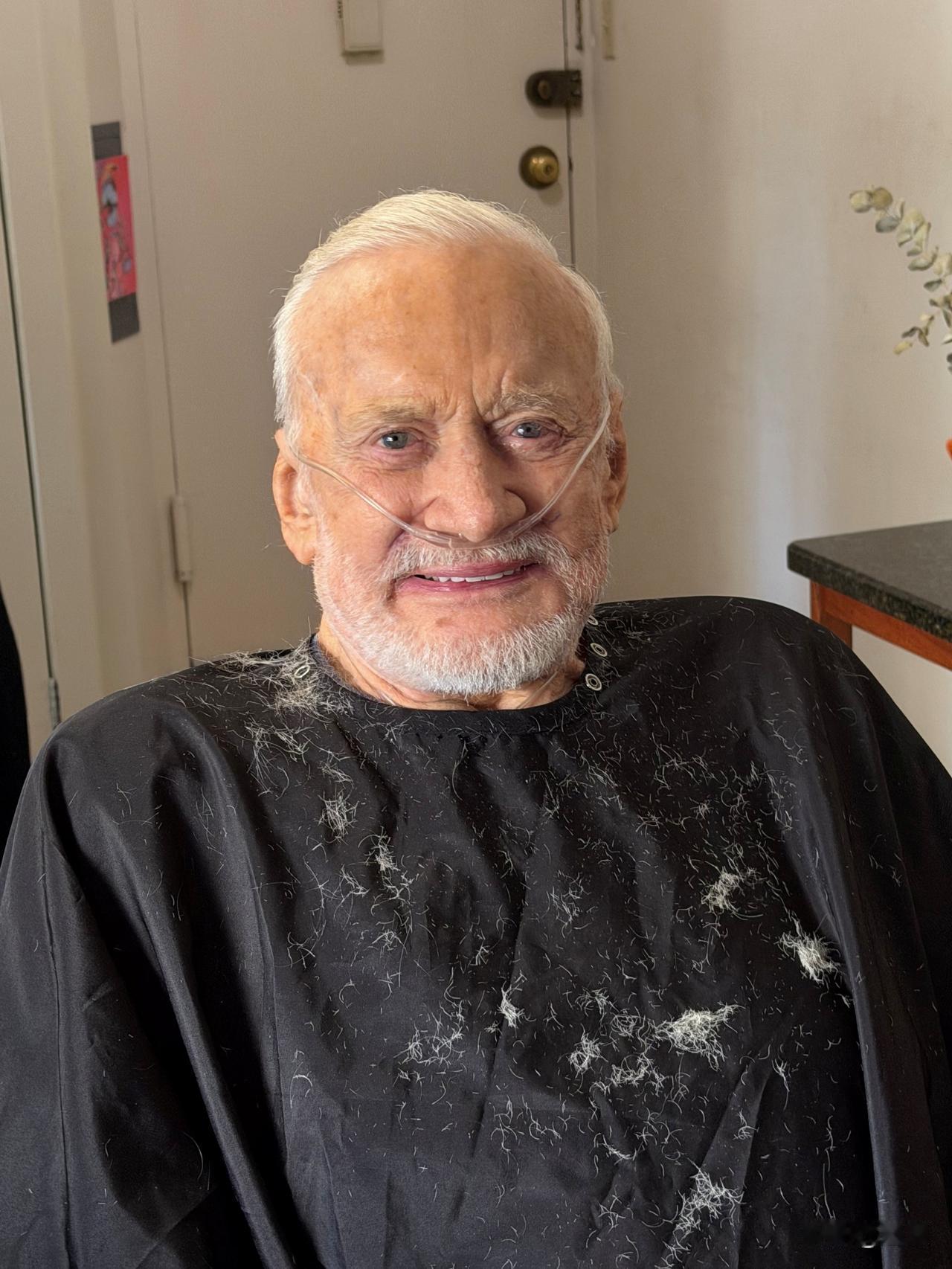 登月第二人，阿波罗11号登月舱驾驶员，巴兹·奥尔德林，分享了在圣诞期间的照片。老