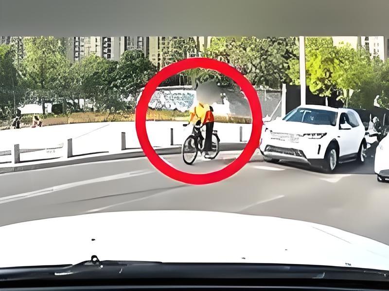 崩溃！丈夫连喊6次刹车，妻子一脚油门撞人，监控曝光瞬间全网揪心！行车记录仪