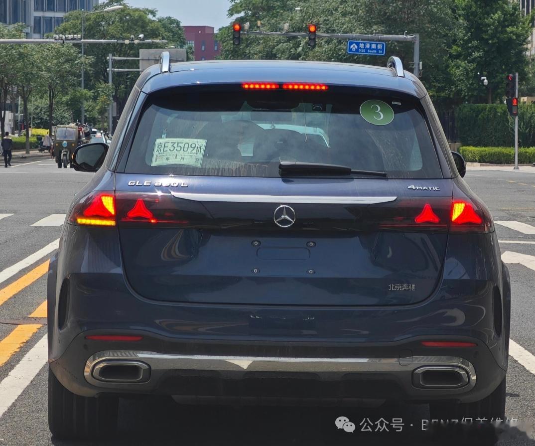 国产奔驰GLEL谍照曝光，应该是在路试。新车长宽高：5051x2018x17