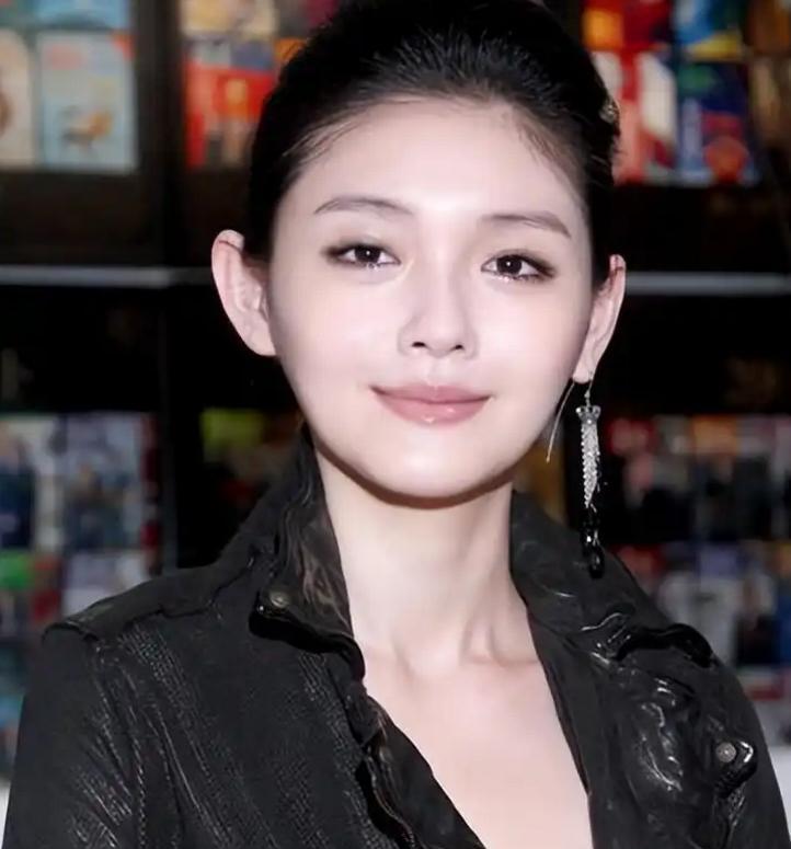 她不是恋爱脑，是把婚姻做成了一家创业公司。婚前信托把房子锁死，夫妻合伙开潮牌，