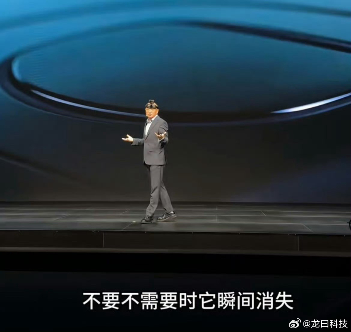 莲花CEO戴摄像头讽刺车顶激光雷达莲花跑车CEO冯擎峰昨天西装革履，头顶运动相机