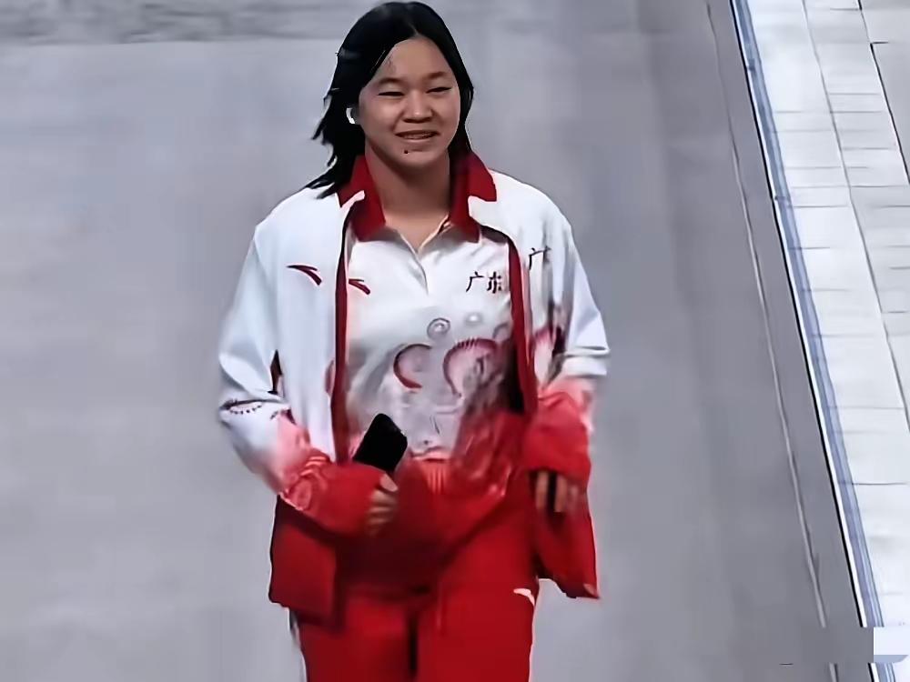 全红婵和陈芋汐赛前热身照，一个笑容灿烂、一个满脸凝重！这反差也太真实了吧！