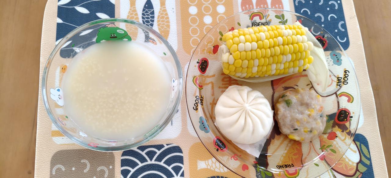今日份早餐。电饭锅预约个小米粥，早上起来江上玉米包子和猪肉玉米饼，再去洗漱，换