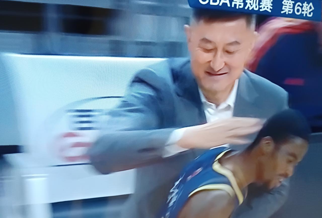 我早就说过:广东男篮内线这个焦泊乔，在篮下争抢篮板，完全就是靠推人，靠挤人，焦