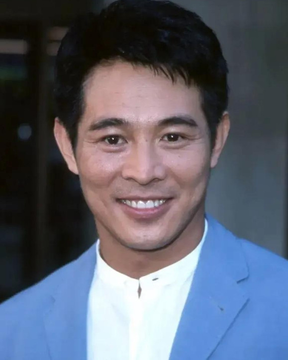 那年，李连杰参加“鲁豫有约”时，鲁豫问他：“有个问题，我一直想不明白，利智那么漂