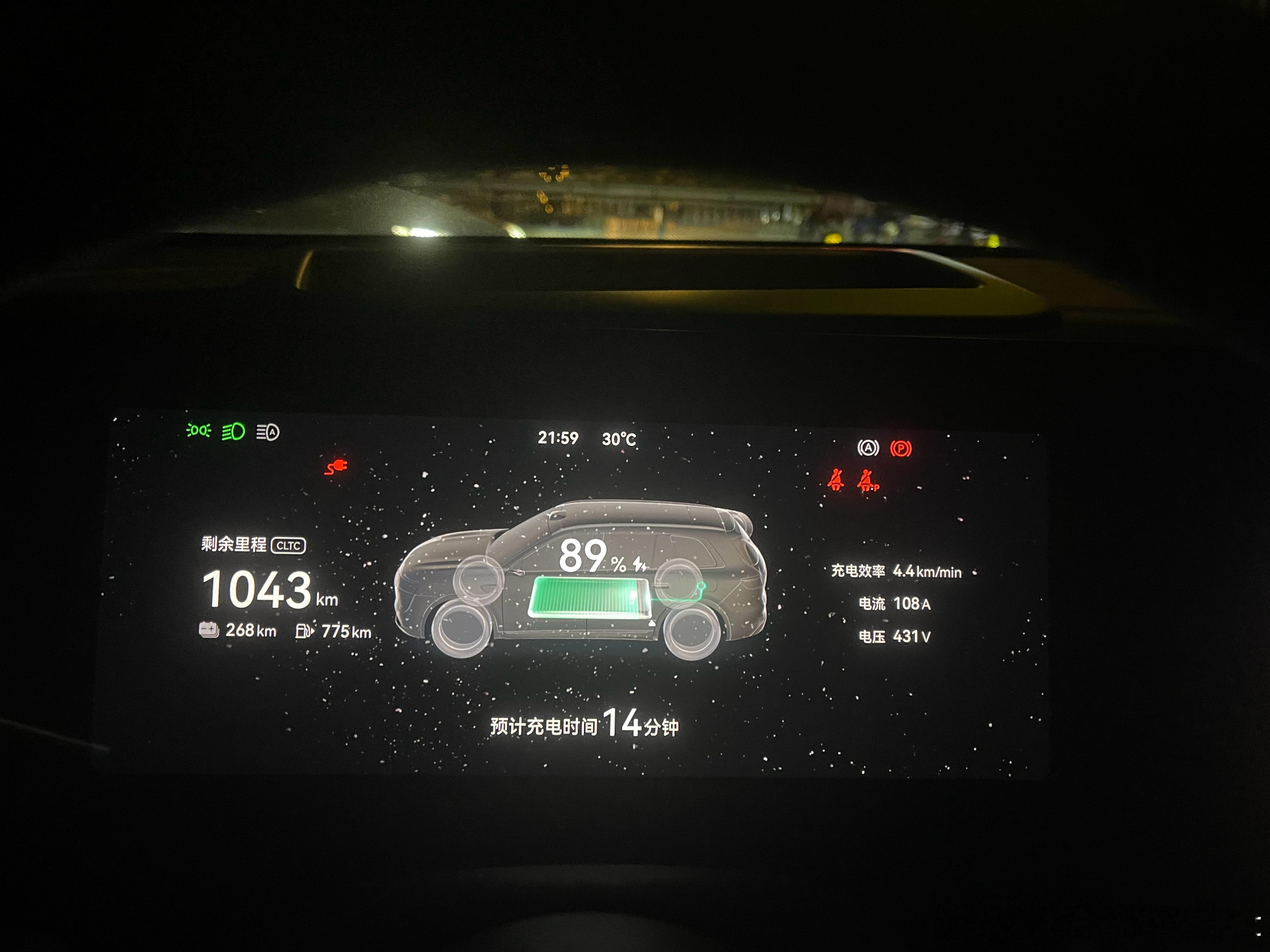 换了问界M8生活好多了夜晚的生活，有些人在酒吧，而勤俭持家的我跑来充夜电[笑cr