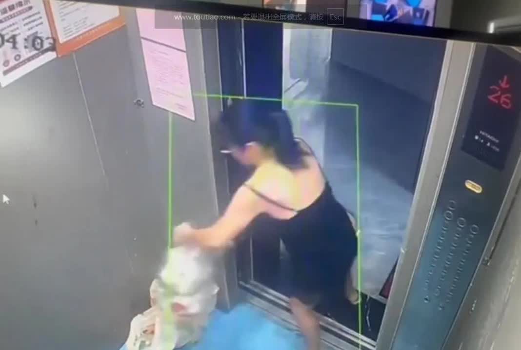 山东有一女子出门要扔垃圾。女子扔垃圾的方式却令人气愤，为什么，因为她没有
