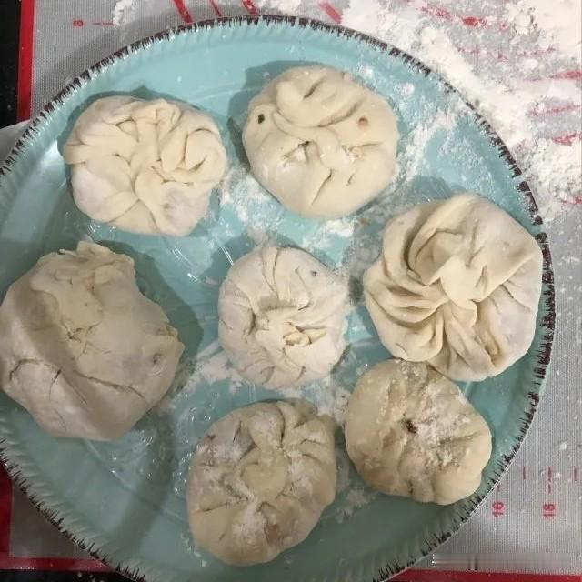 这是我外甥和女朋友（00后）今天包的包子（下图）。这得鼓起多大的勇气，才能包