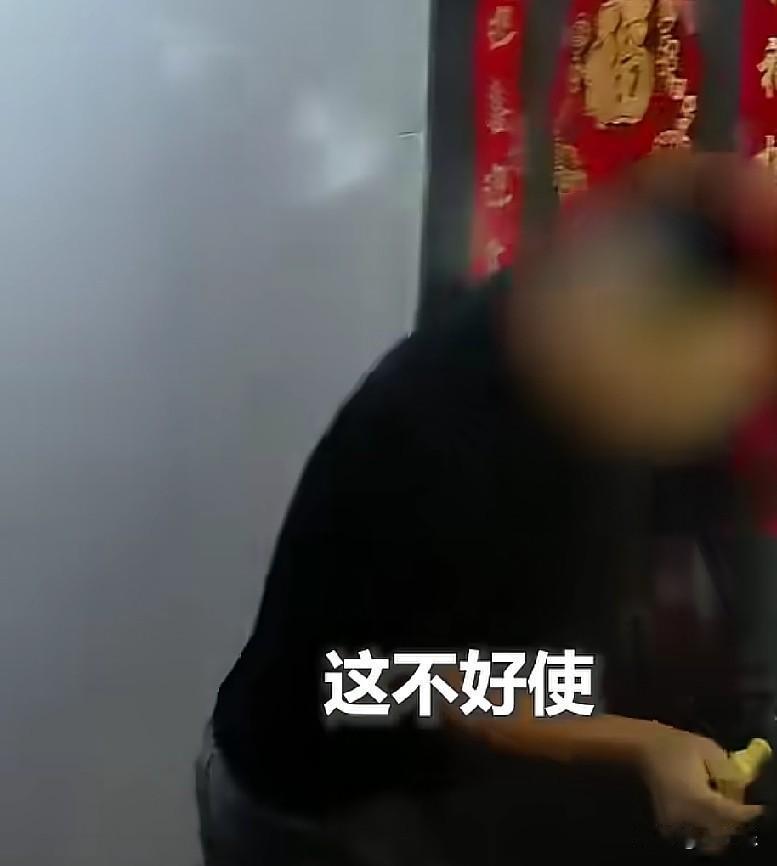 近日，天津一女孩在房间中熟睡，家人敲门怎么都不答应，这下可吓坏了父母。父母直接报