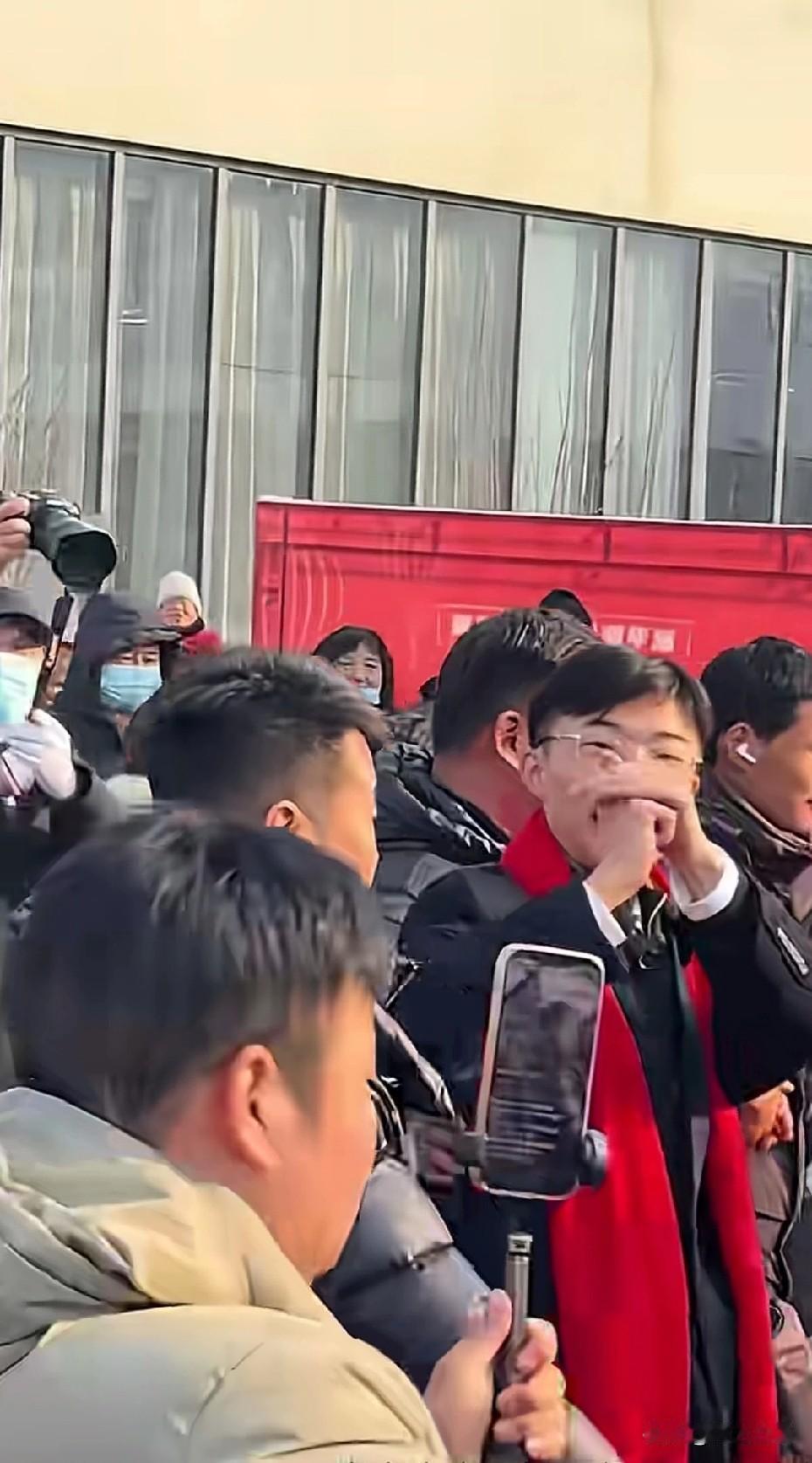 火了也没飘！大网红郭有才演出结束，一个抱拳敬礼动作让粉丝狂赞。前几天郭有才商演现