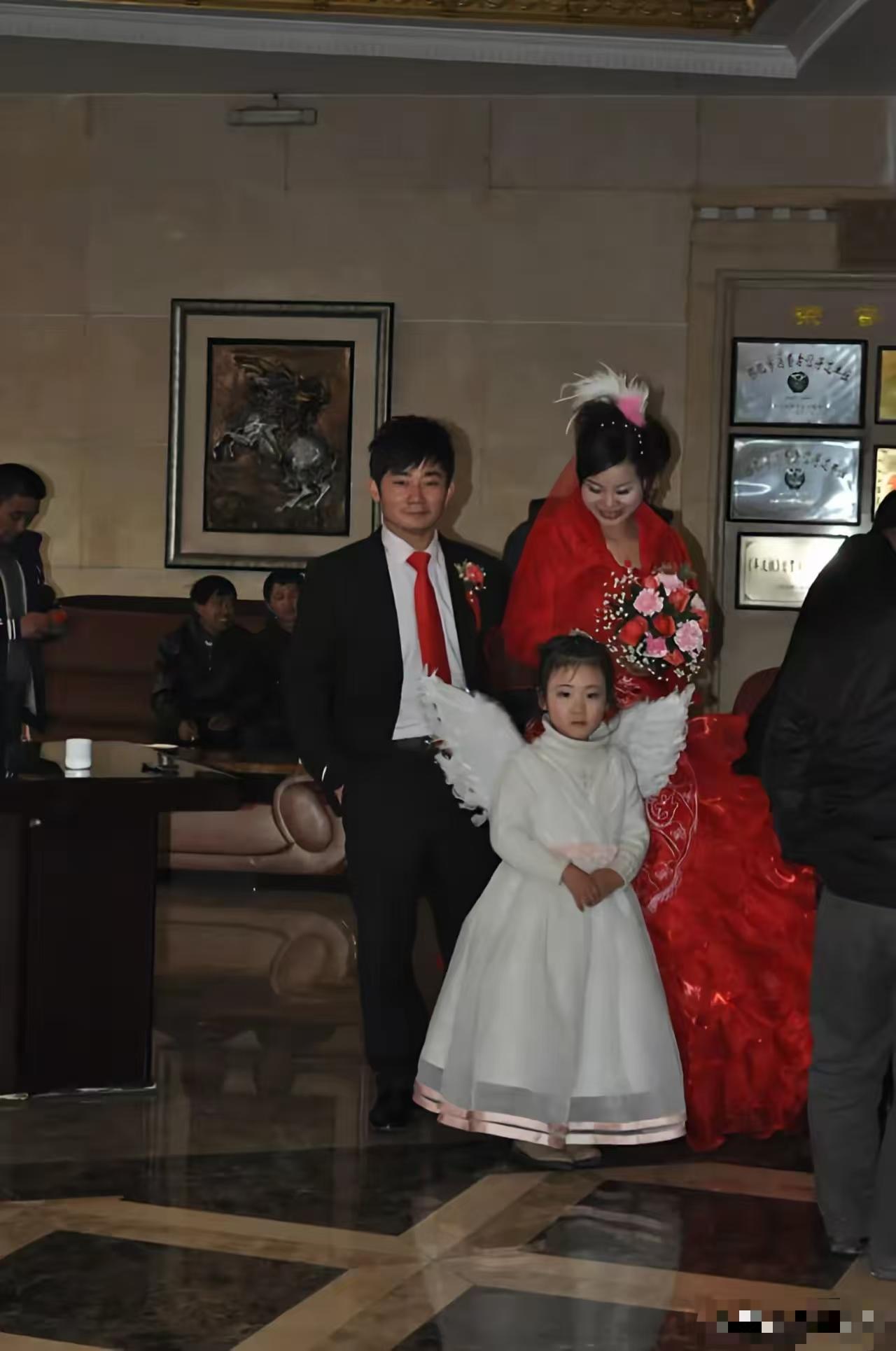 张雪一家四口早年照片。他老婆当年能看上他也是神奇的，家里穷，自己穷，个子矮（我看