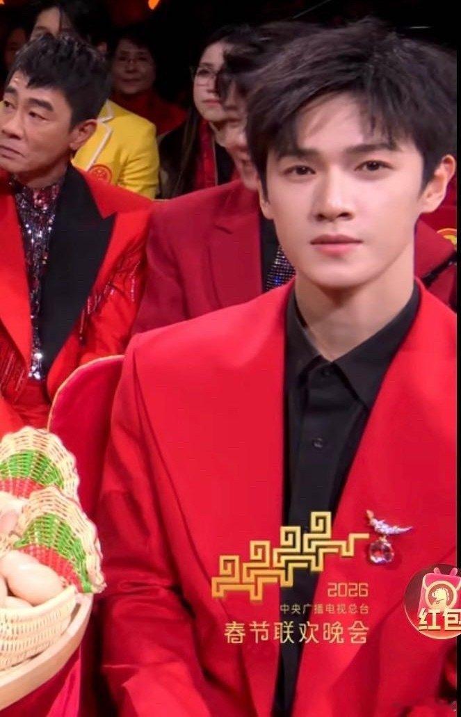 李昀锐扛住了春晚镜头1分钟李昀锐春晚神图有了被李昀锐春晚镜头焊死视线！红西装儒