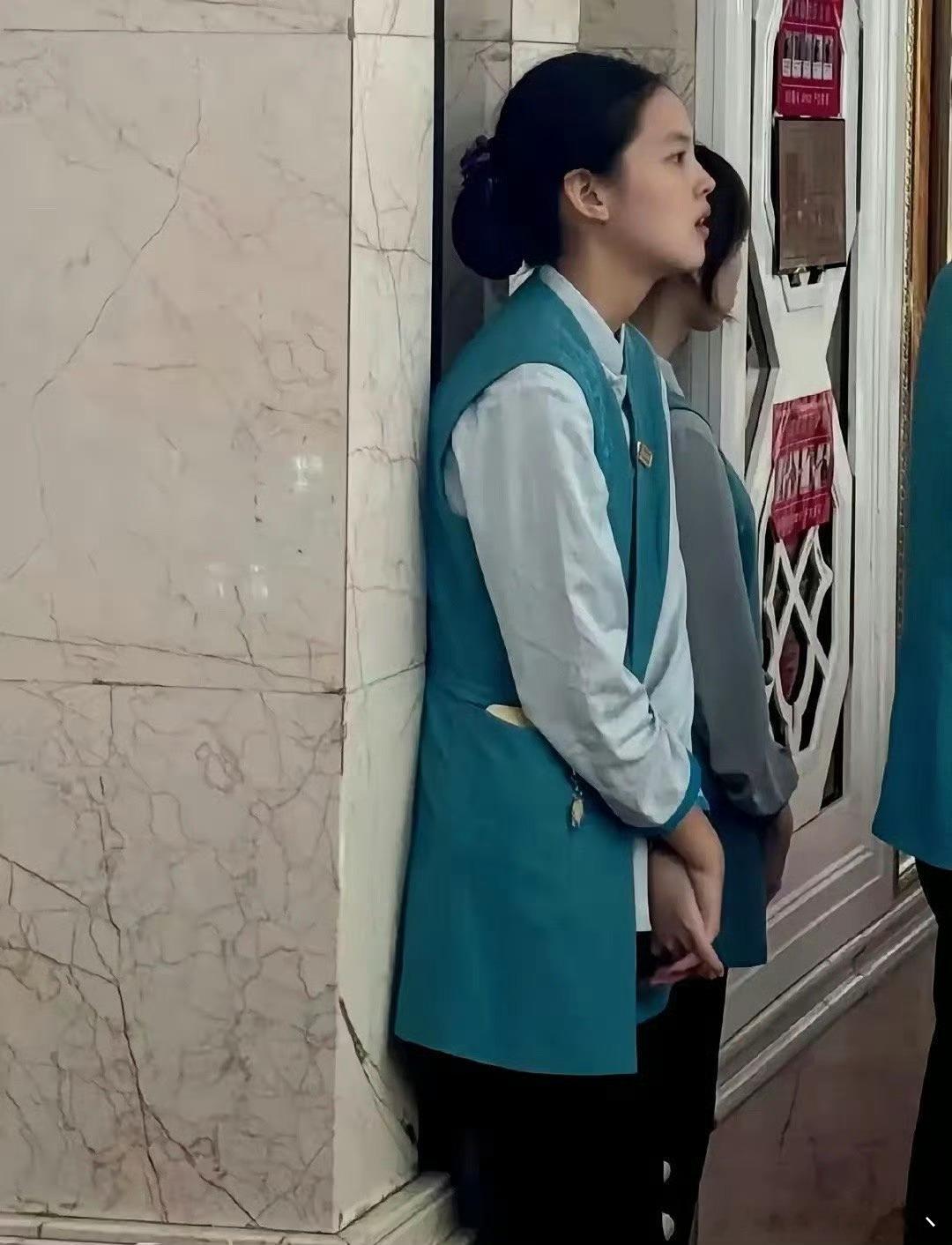 谁能预料到，这个服务员，将来会成为一个大明星