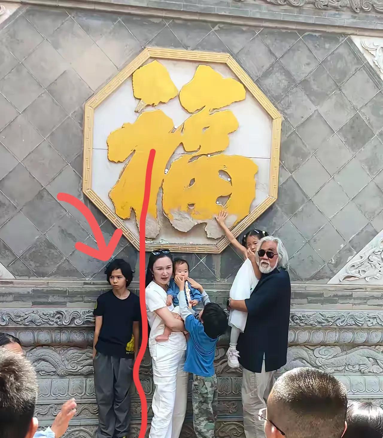 有图有真相，马丁真的挺不受待见的！就说这个站位，马丁显得真的多余，毕竟她只是杜
