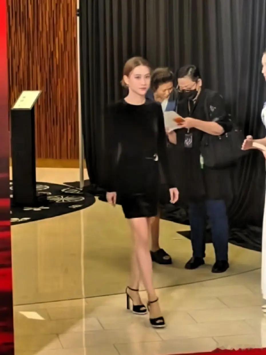 何超莲现身澳门国际电影节，千金小姐有个明星梦，终于实现了！其实她们家一直和娱乐圈