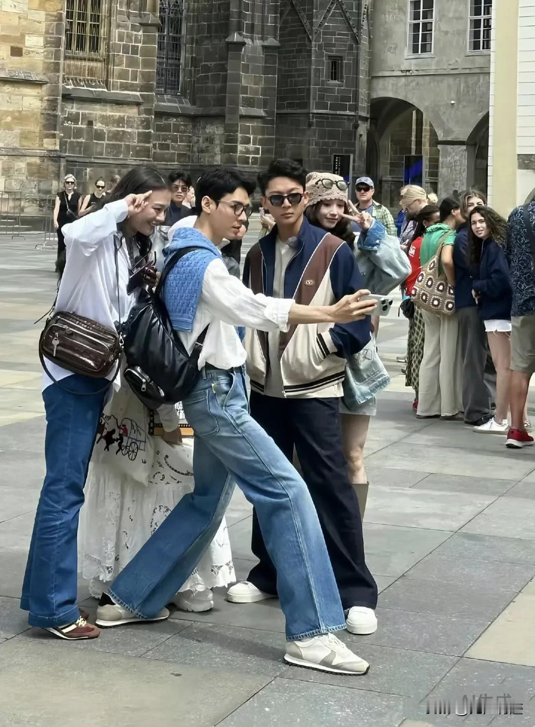 龚俊确实高，为了配合大家合个影，要弯下半条腿！但不得不说，龚俊也确实很瘦，手背血