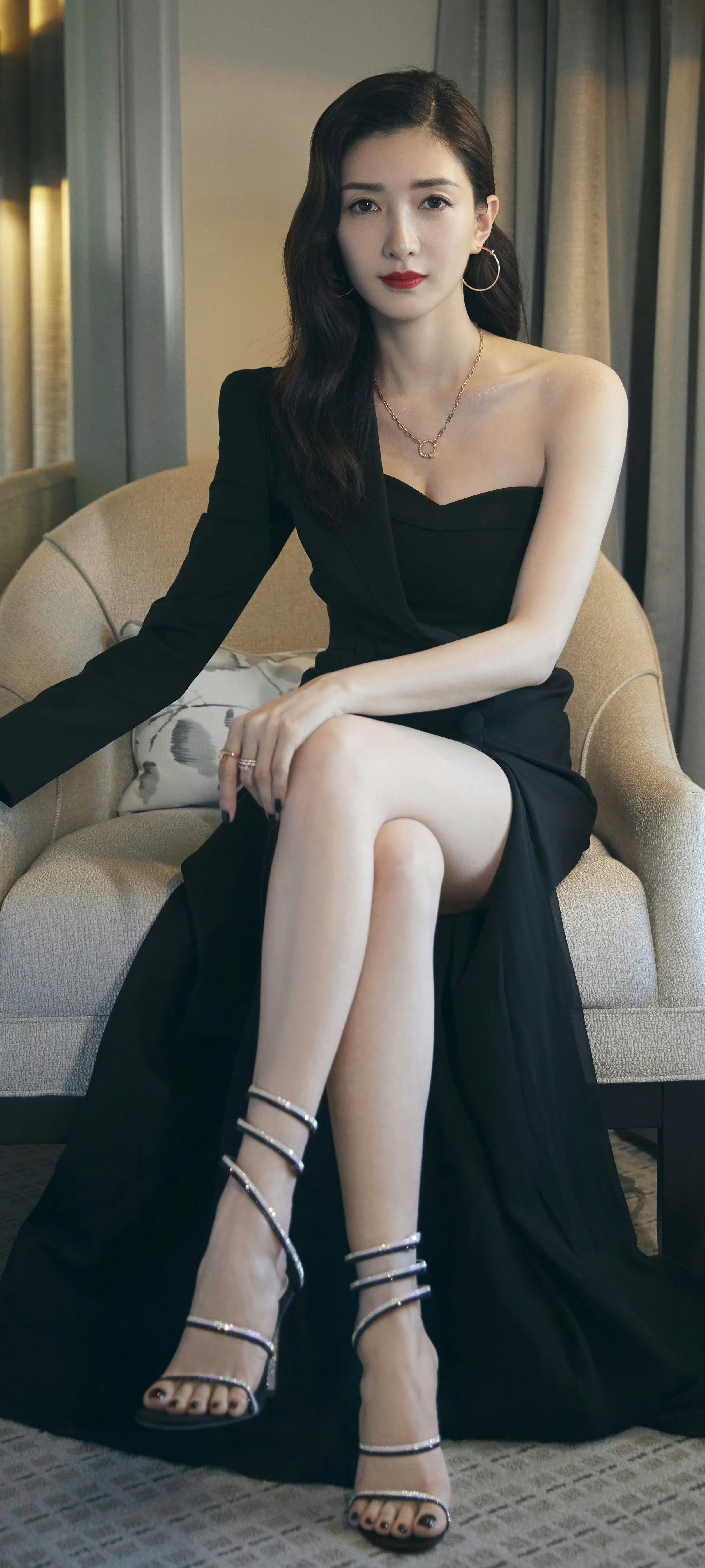 江疏影精选壁纸，一组大长腿穿搭写真。江疏影