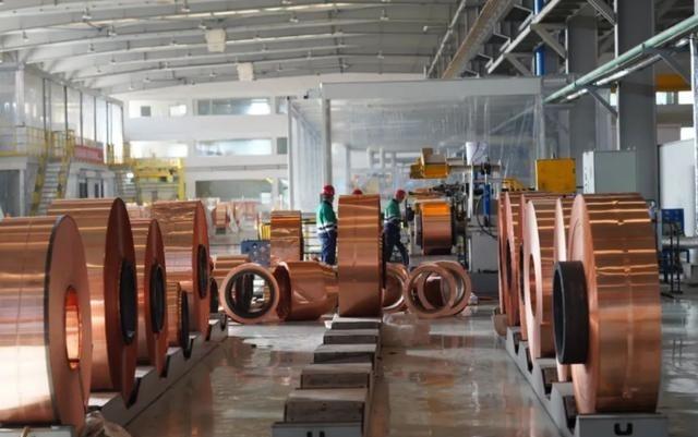 美国这次蒙了，最近美国大量囤积了铜，把铜价炒上天去了，中国也不打算惯着美国，反手