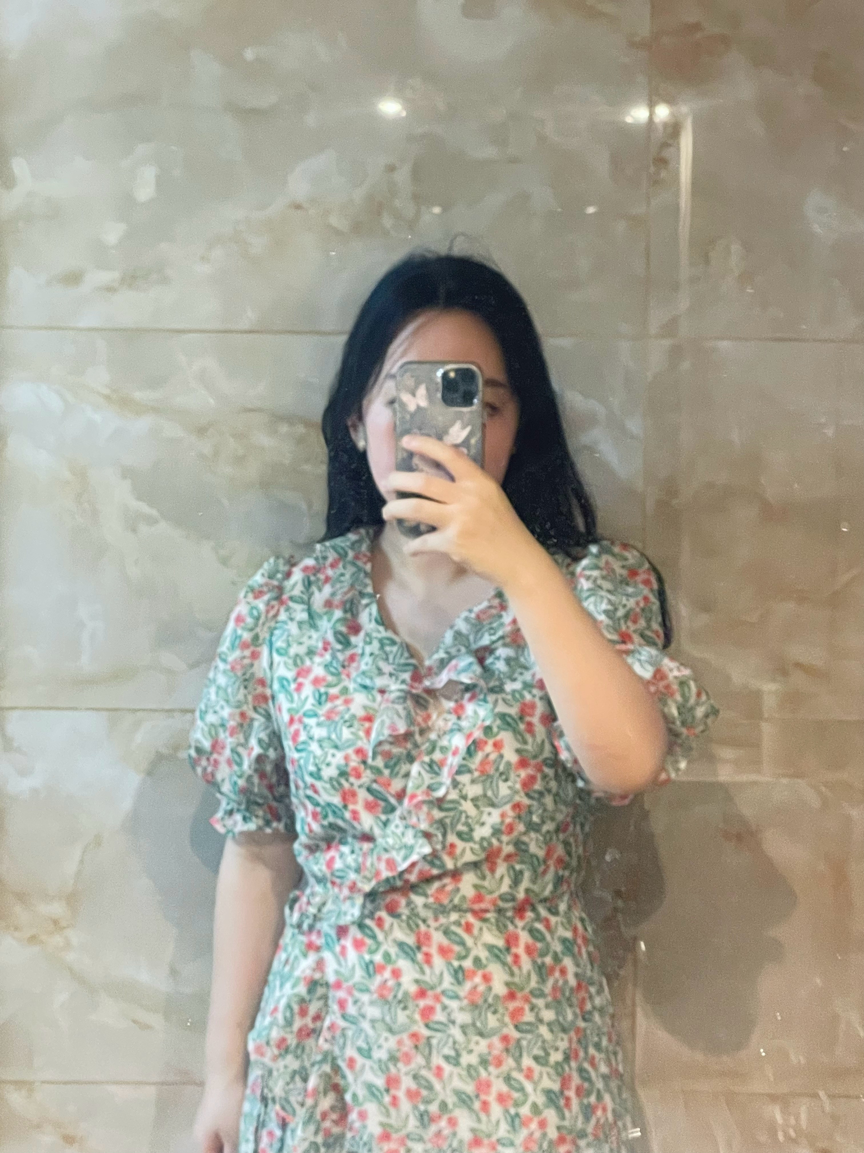 今天穿的也是花裙子。（裹身裙）