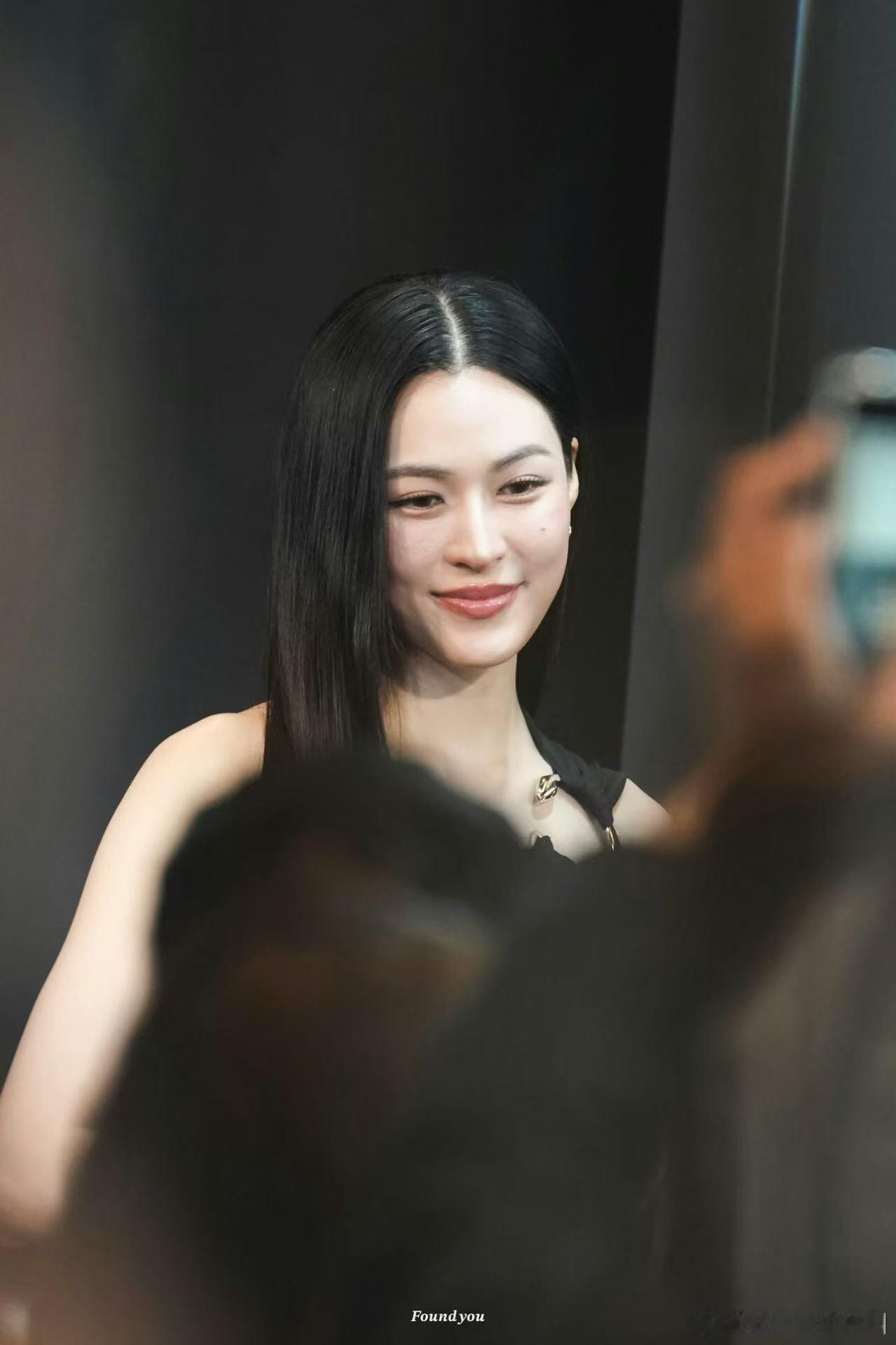 怪不得那么多商务找邝玲玲用美貌出圈线下一次出圈一次linglingkwon