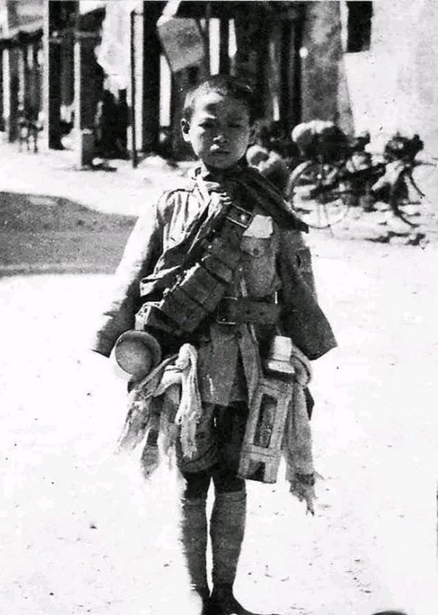 1938年，日军想拍摄一个懦弱的中国战俘形象，于是找到了15岁的季万方，他瘦小得