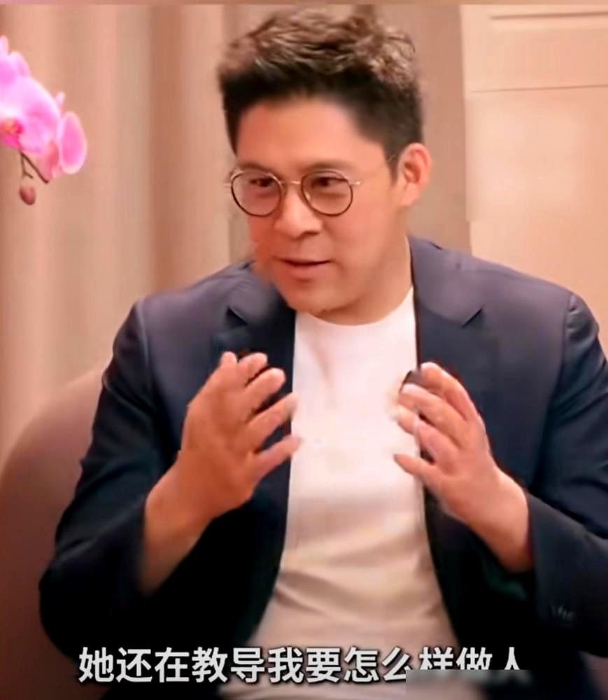 看到46岁的霍启刚还被妈妈朱玲玲“揪耳朵”教训，我心里真颤了一下。12岁就被亲