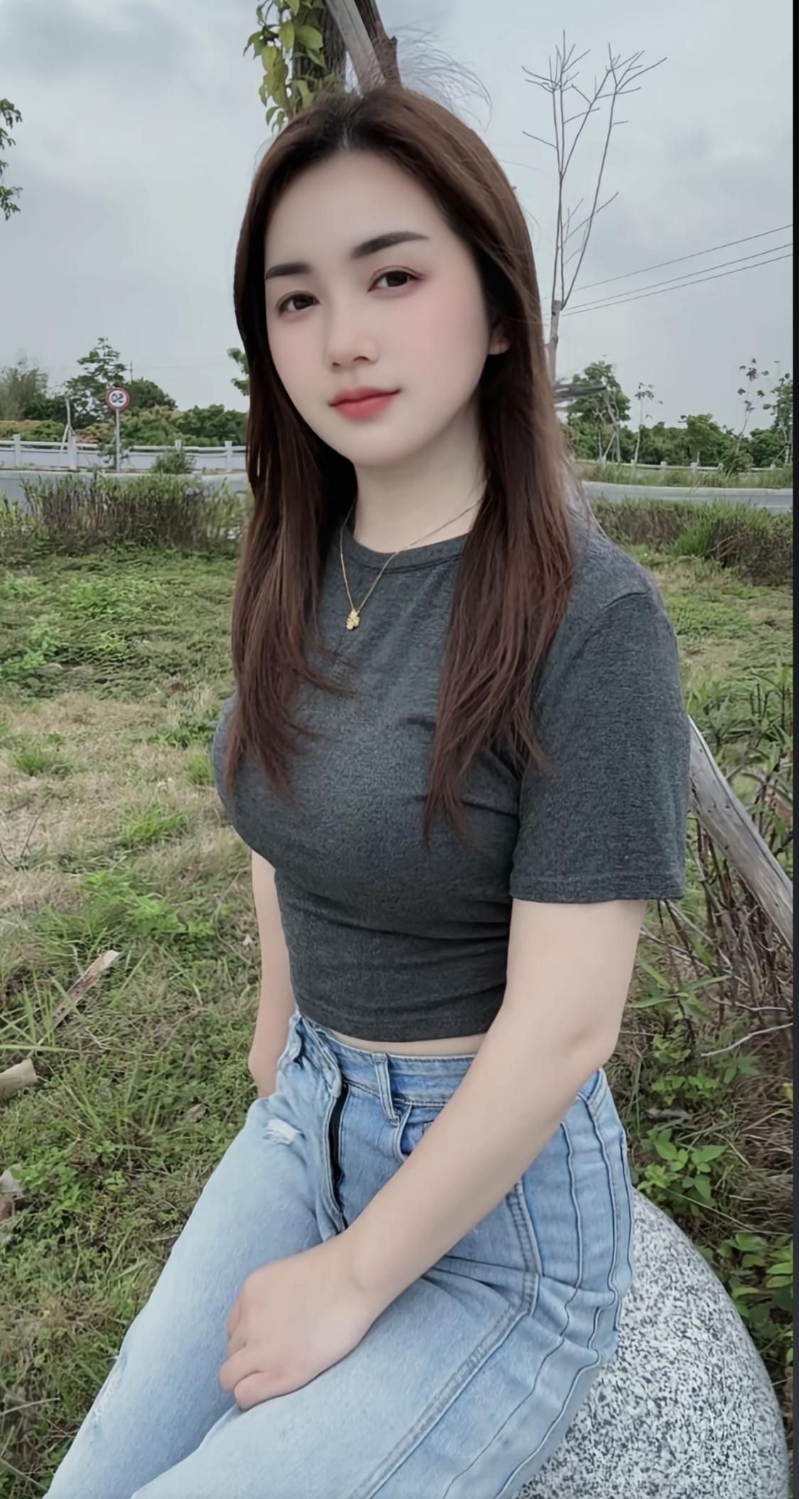 静坐芳草间，悠然见南山。