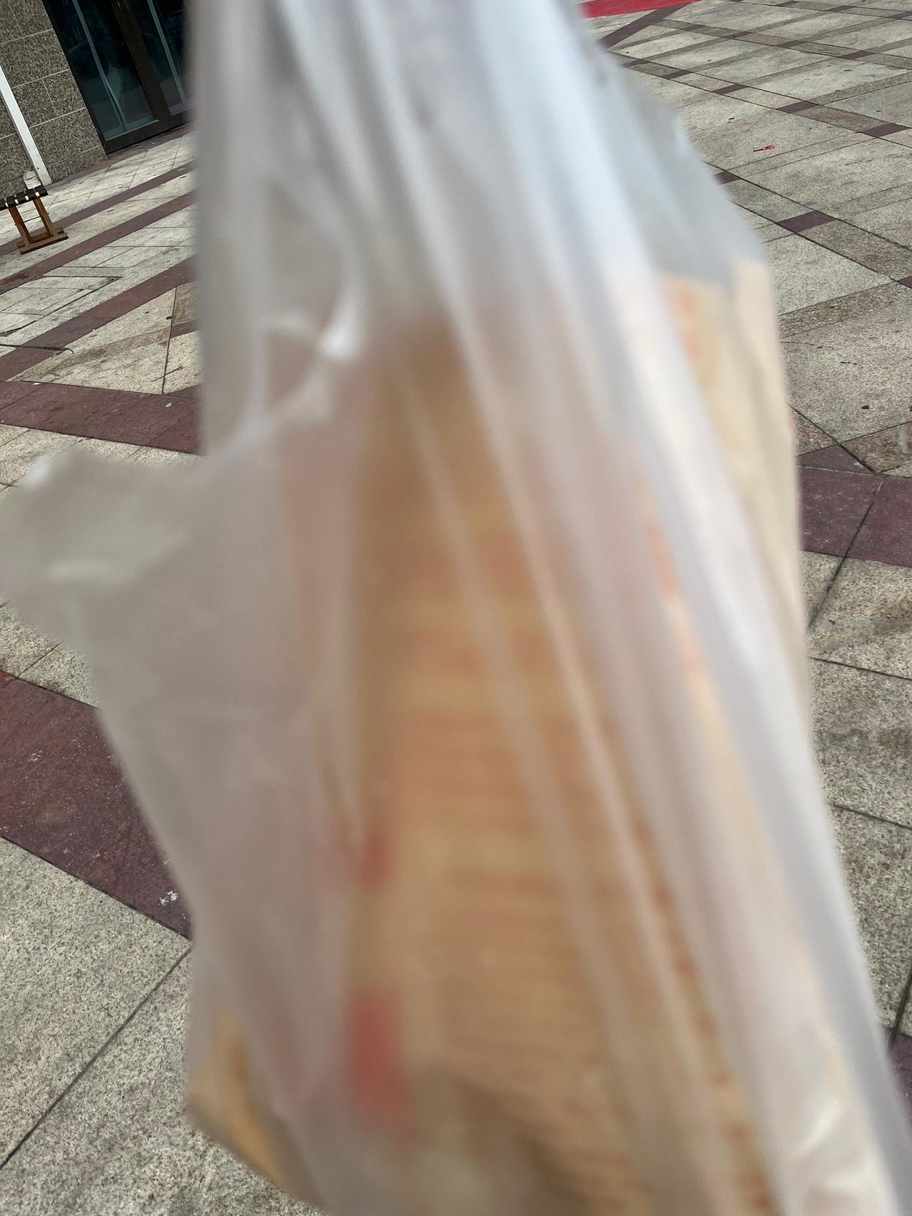 今天在附近看到有新鲜的玉米，十元6根，看看店员手不停的剥皮，嘴巴也不闹着，一直吆