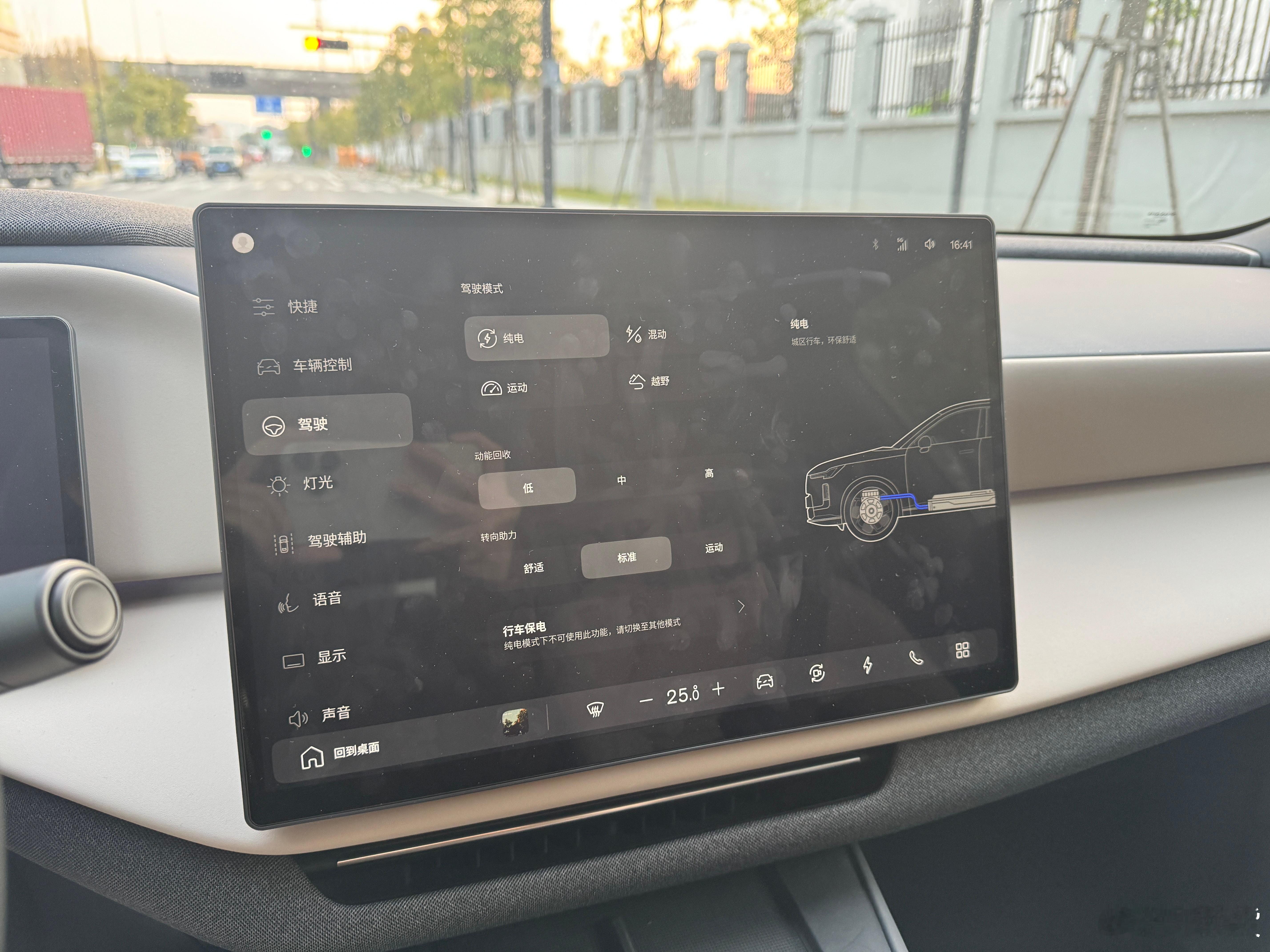 小伙伴摸了一段时间的沃尔沃全新xc70让他简单讲讲感受首先，因为没有智能辅助驾
