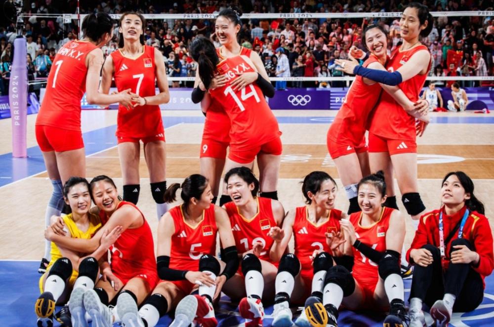 就是无条件地喜欢中国女排：瞧，世界顶级主攻手朱婷被吴梦洁拥抱的样子多飒爽；笑靥如