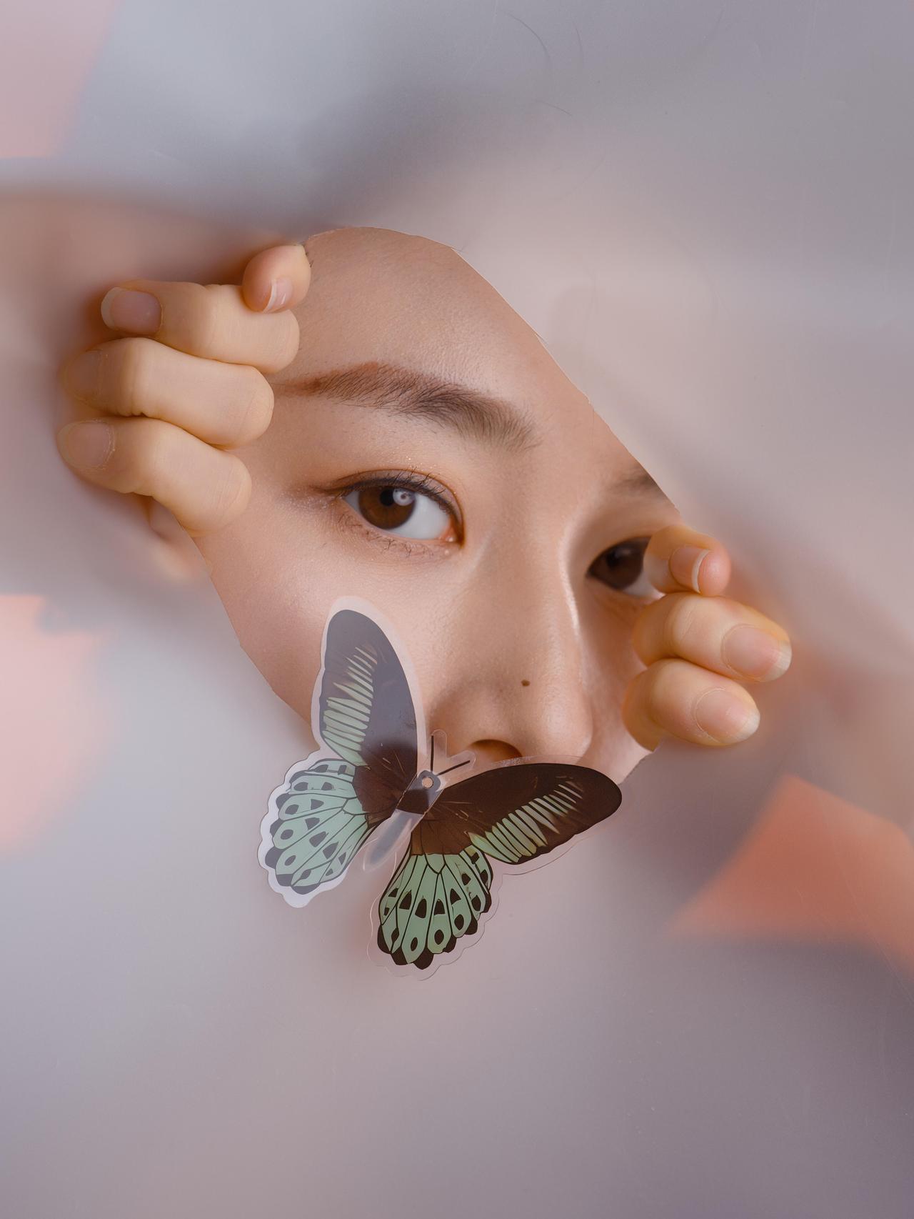 这组作品在创作手法上有明显的创新，将纸张作为创作介质融入人像拍摄，打破了传统人像