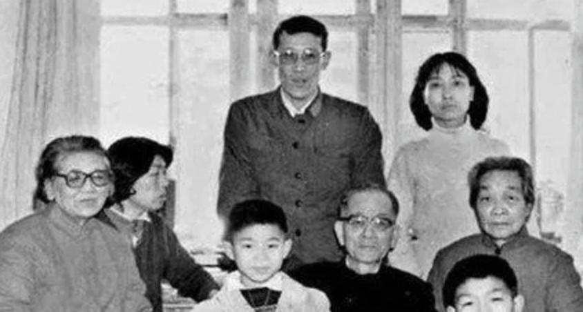 1971年改组北京军区，毛主席坚持开除政委的党籍，却对司令抬了手！麻烦大家在阅