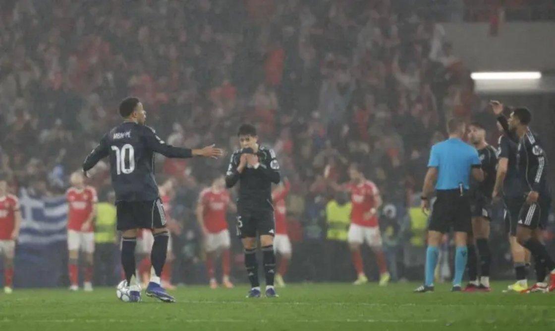 足球据西班牙《马卡报》报道，皇马近日与欧足联达成了和解协议，现在，球队将迎来欧