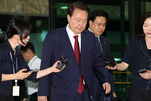 尹锡悦可怜到什么地步了，为了吹空调避暑，每天见律师2次以上。有人说李在明对尹锡悦