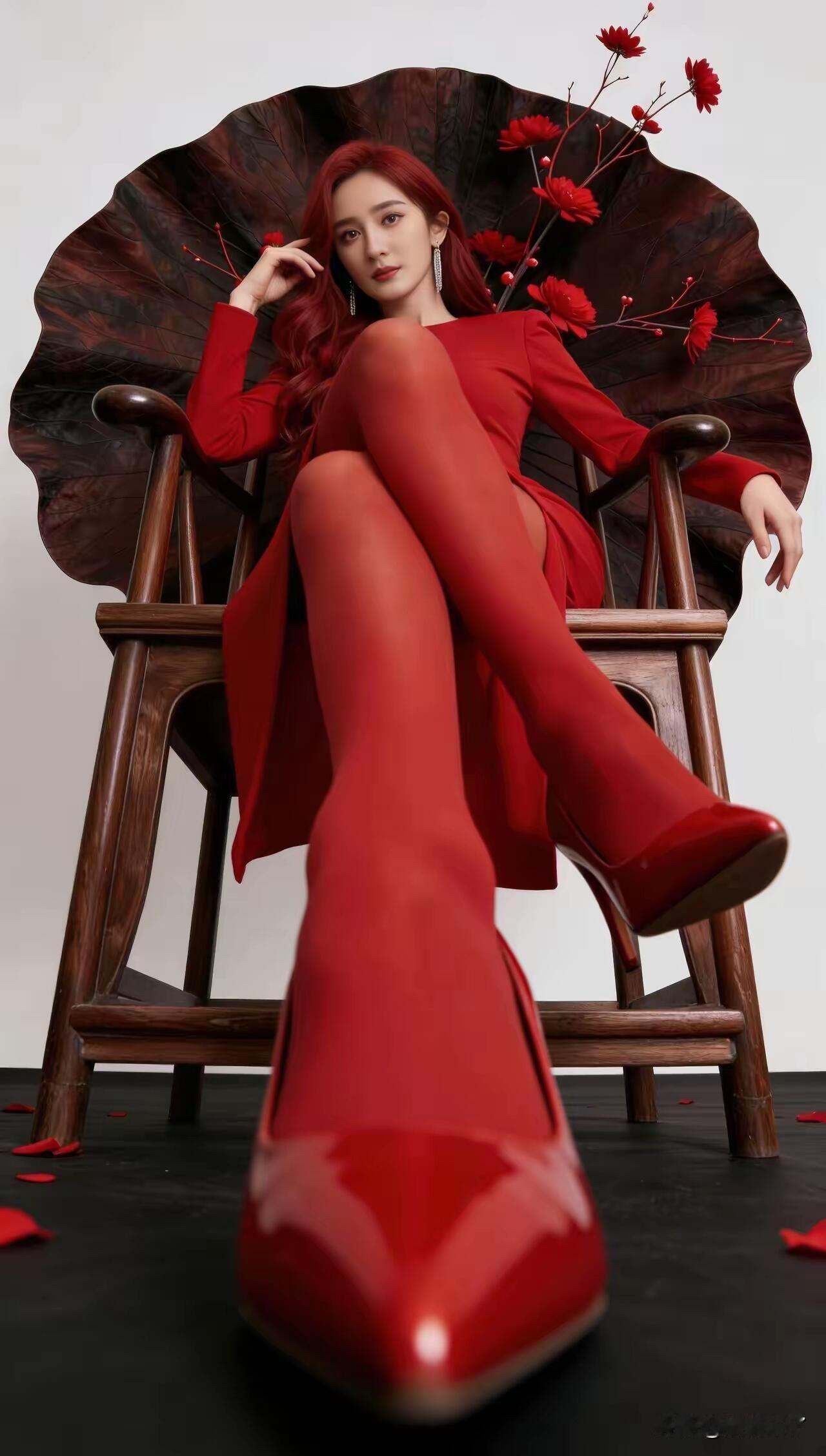 新年伊始，杨幂一路红红火火，自带蓬勃旺盛的生命力，事业节节攀升、蒸蒸日上，始终是