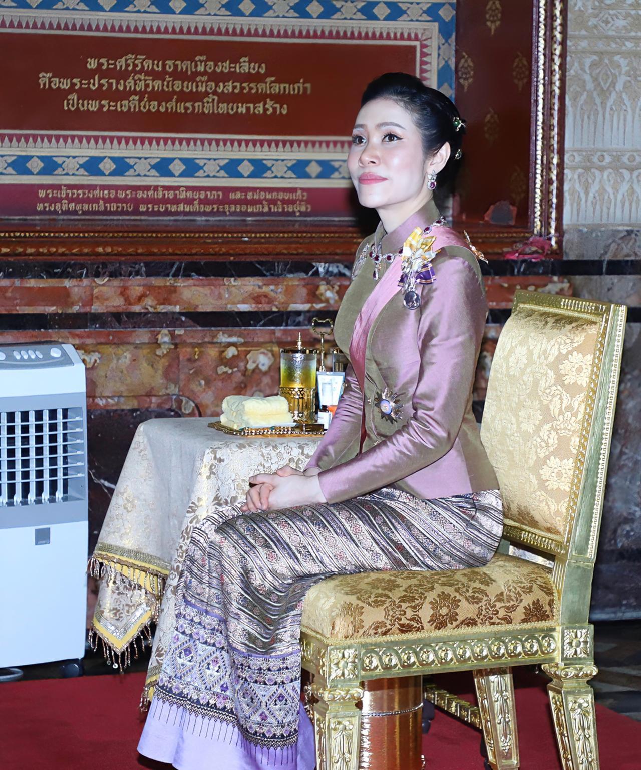 4年前的诗妮娜意气风发，脸上写满了傲娇
